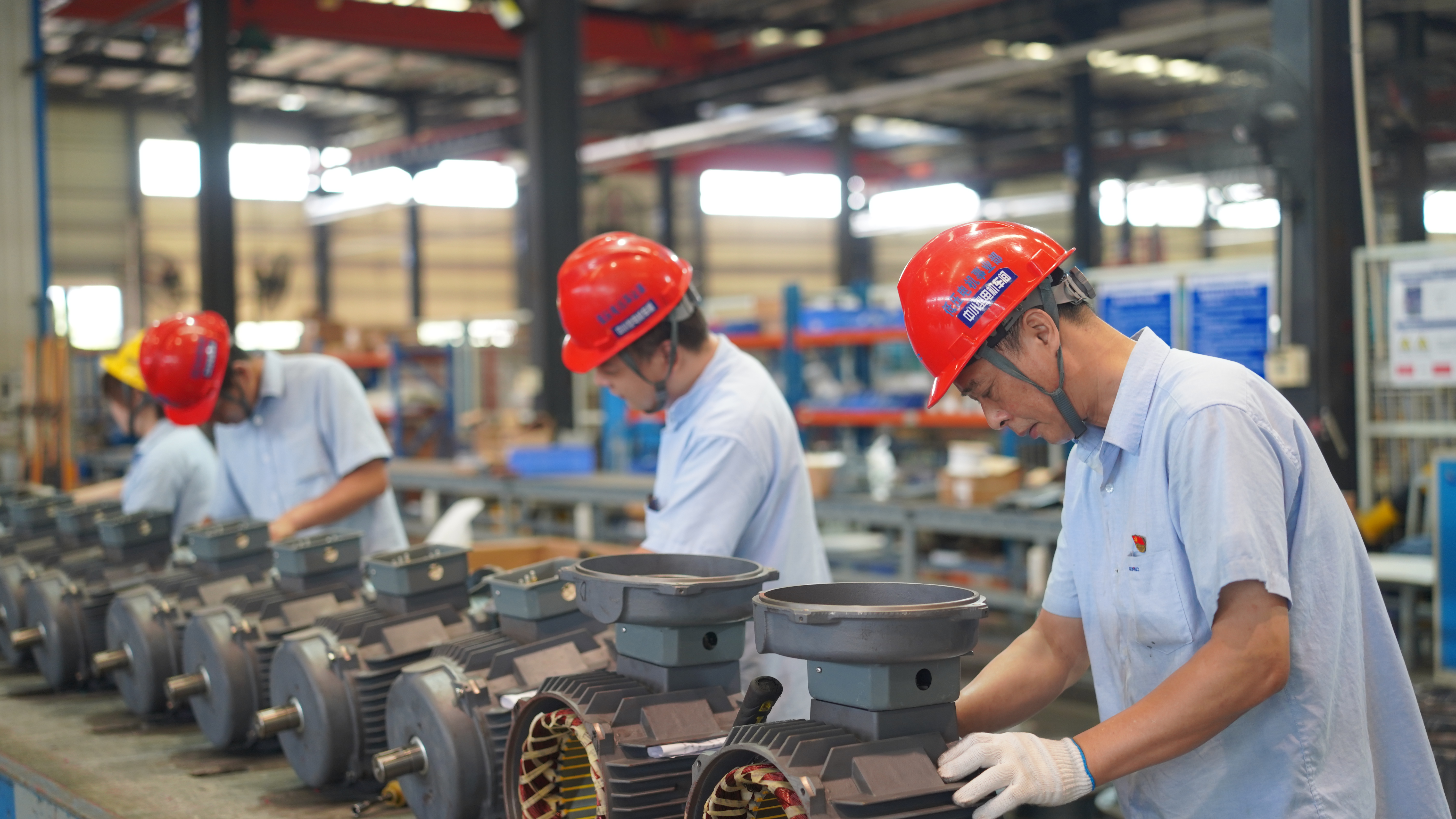 中小型電機(jī)車(chē)間在裝配電機(jī)-周燈亮.jpg 中小型電機(jī)車(chē)間在裝配電機(jī)-周燈亮.jpg